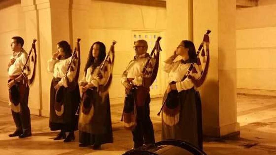 Miembros de la banda de gaitas pixueta durante la gala del Centro Asturiano de Benidorm.