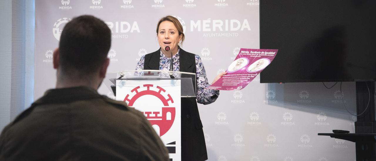 La delegada de Festejos e Igualdad de Género, Ana Aragoneses, en su reunión con los hosteleros.