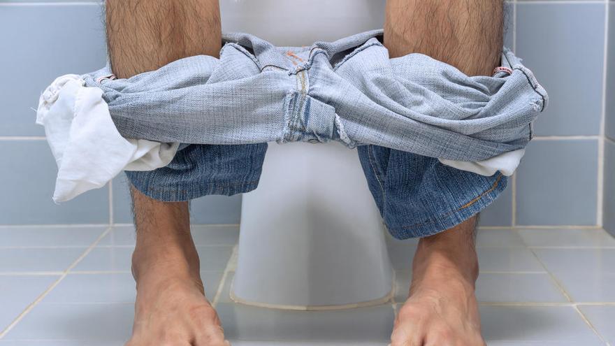 ¿Es más saludable para los hombres orinar sentados o de pie?