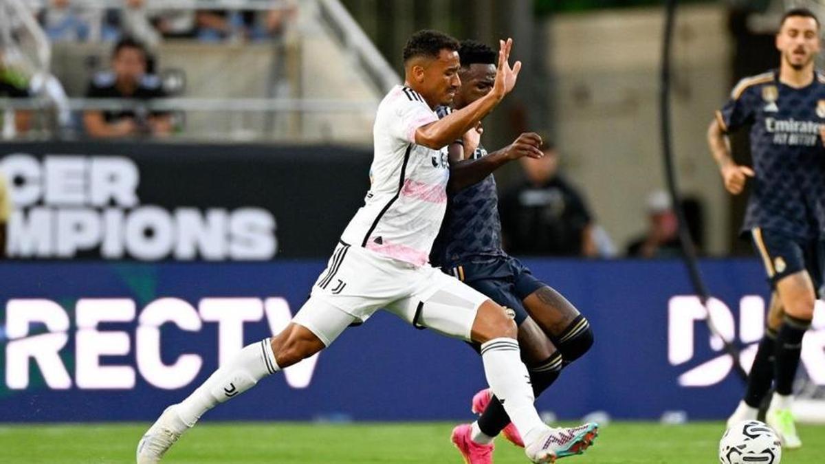 Danilo pugna con Vinicius por una pelota.