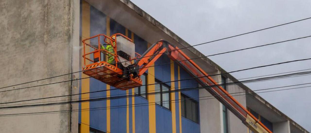 Trabajos en la fachada del colegio A Lomba. |  Iñaki Abella