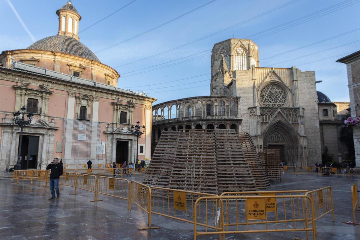 Plaza de la Virgen con estructura de la Mare de Deu sin montar tras las suspension de las Fallas 2020