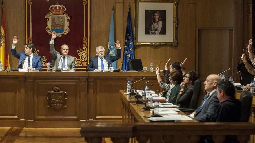 Presidencia y grupos de la oposición durante una votación en el pleno de ayer. // Brais Lorenzo