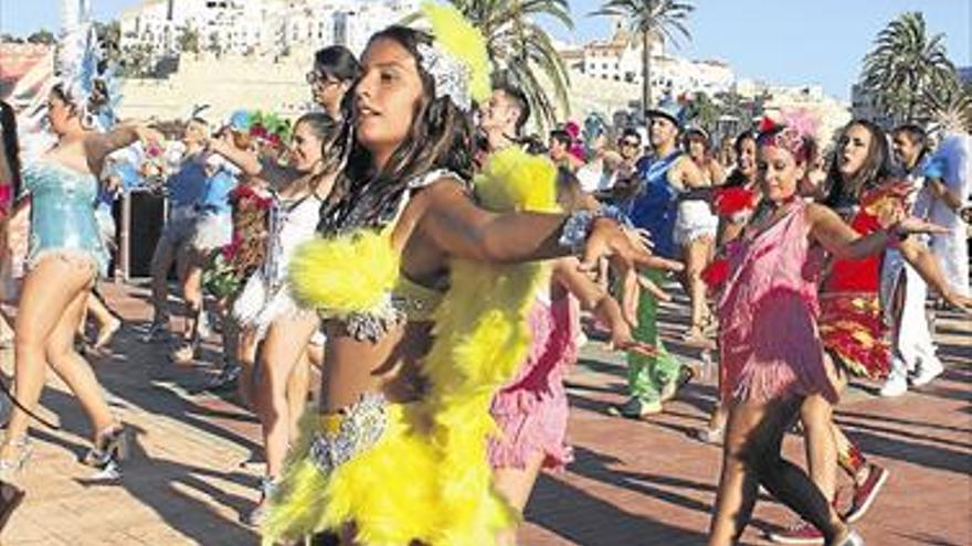 El Carnaval de Vinaròs ‘exporta’ su magia y colorido a Peñíscola