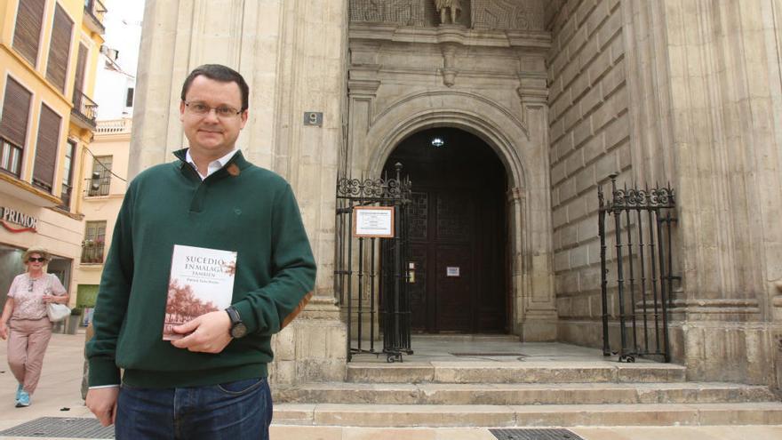 Patrick Tuite Briales, esta semana delante de la iglesia de San Juan con su último libro.