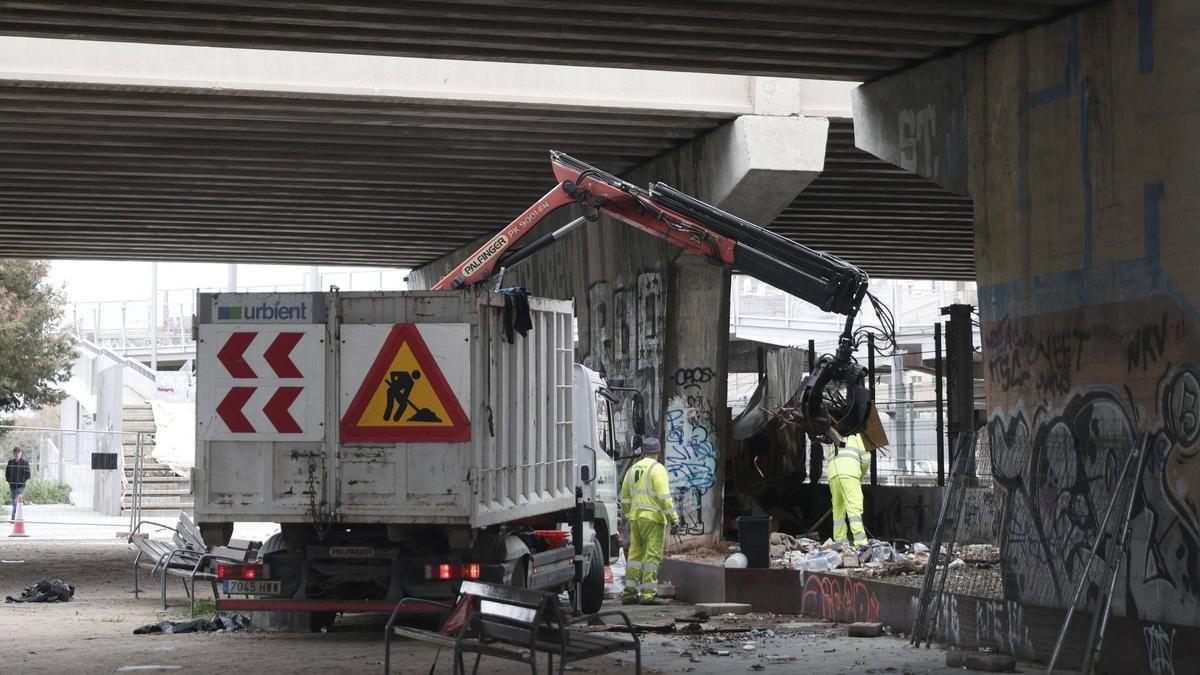 VÍDEO | Así desmantelan un asentamiento chabolista bajo el puente de la Vía de Cintura en Palma