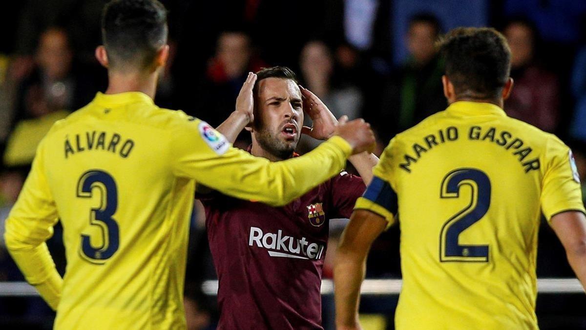 Jordi Alba se lamenta tras una ocasión perdida ante el Villarreal.