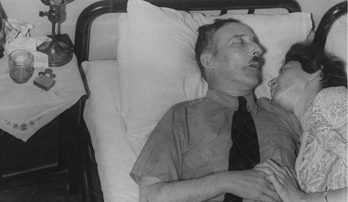 Stefan Zweig y su esposa, Charlotte Elisabeth Altmann, tras su suicidio en Brasil.