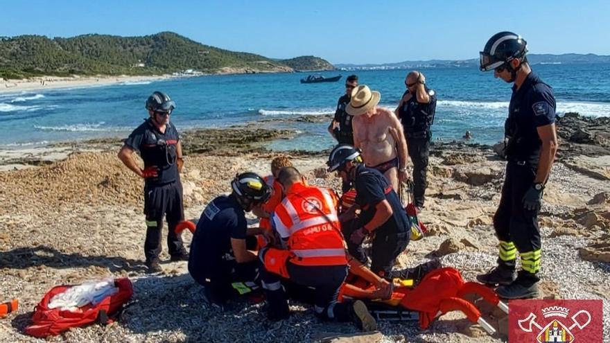 Los bomberos auxilian a una mujer de 80 años por una caída en una playa de Ibiza