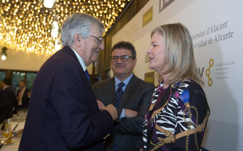 Torres-Dulce conversa con la consellera de Justicia, Gabriela Bravo, ante el director del Club INFORMACIÓN, Toni Cabot