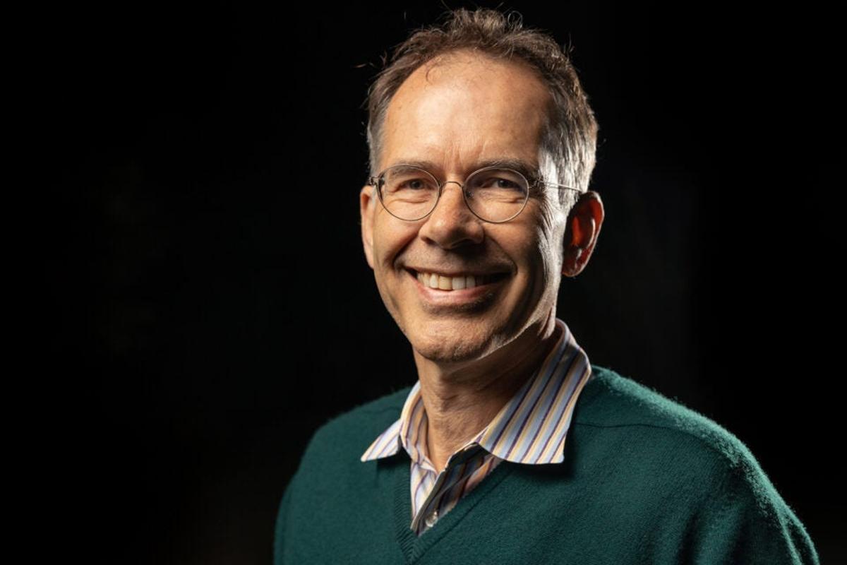 Guido Imbens, profesor de la Escuela de Negocios de la Universidad de Stanford, ganó el Nobel de Economía de 2021.
