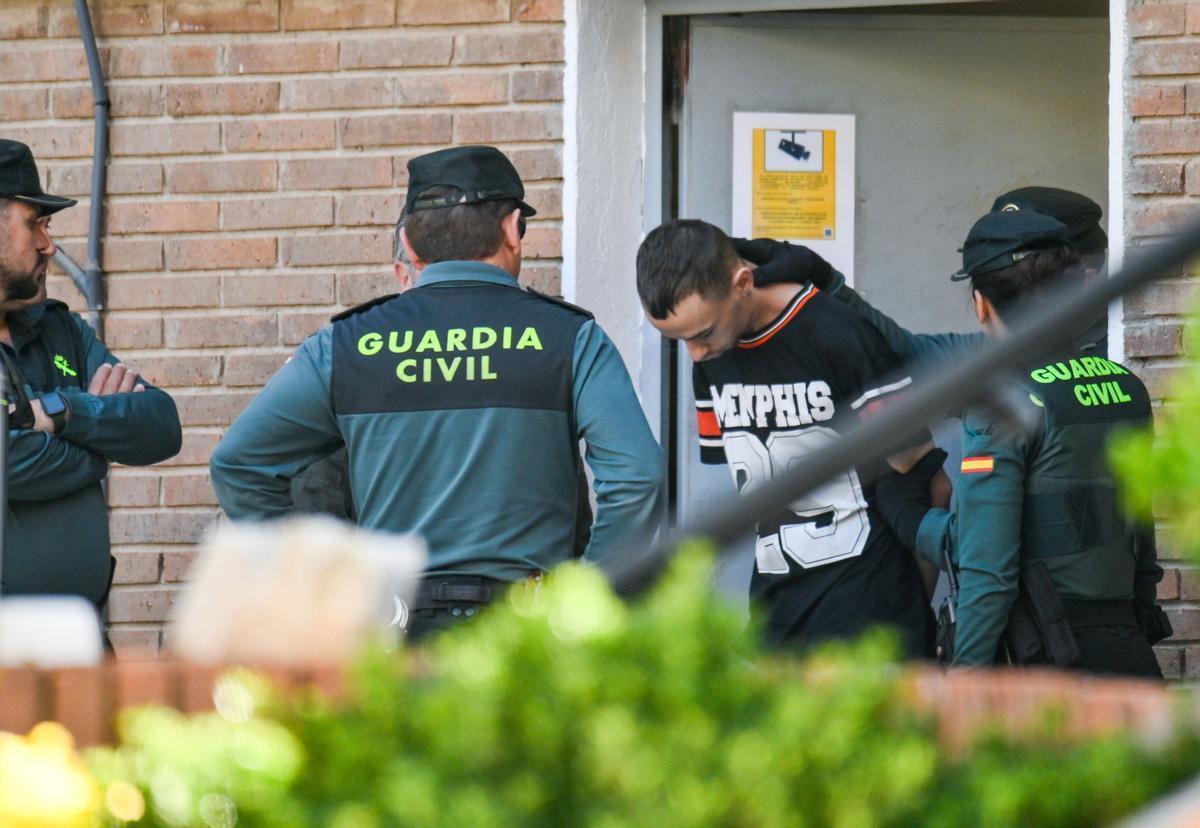 Los tres detenidos por el triple crimen perpetrado el pasado sábado en la localidad de Chiloeches abandonan los calabozos de la Comandancia de la Guardia Civil de Guadalajara.