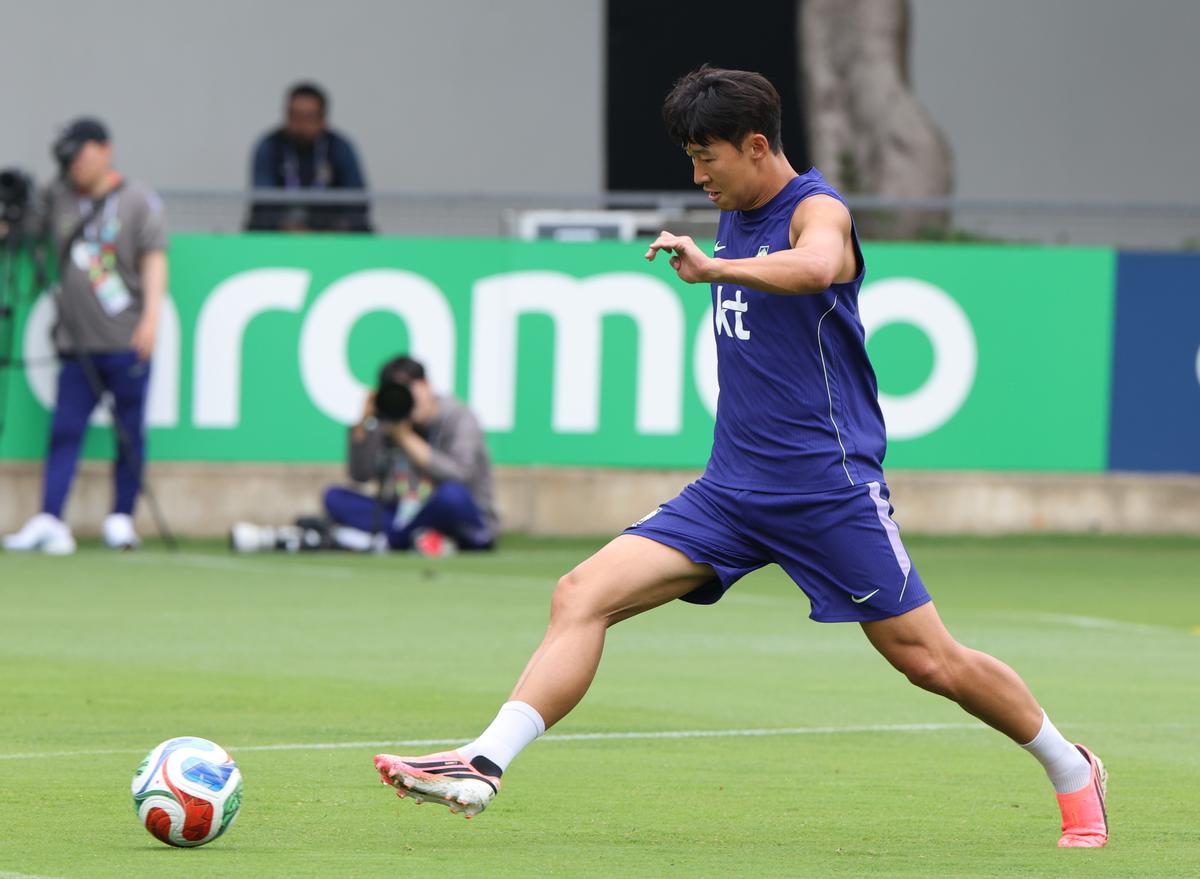 Son, en un entrenamiento con Korea