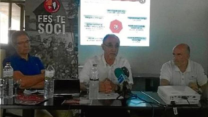 El president, Joan Agustí, explica davant els mitjans la nova campanya d&#039;abonaments del club garrotxí.