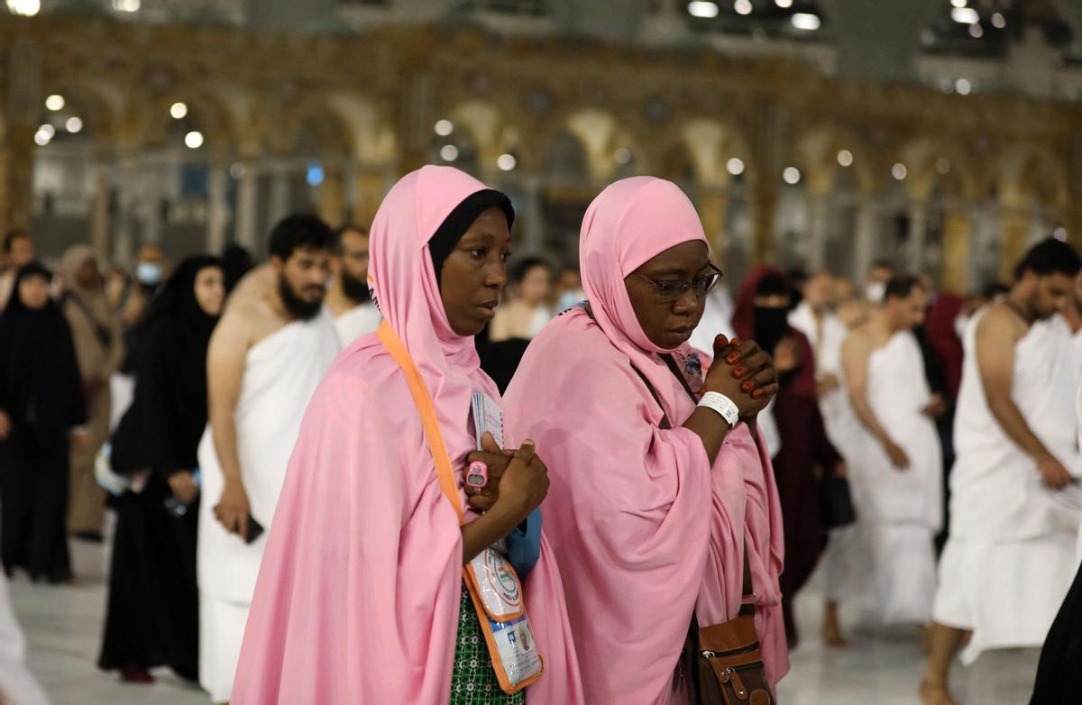 Peregrinos musulmanes circunvalan la Kaaba en la Gran Mezquita, en la ciudad santa de La Meca, en Arabia Saudita.