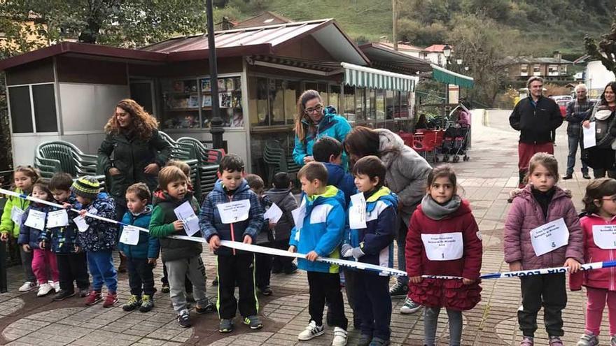 Los corredores de la categoría &quot;Chupetines&quot;, a punto de comenzar la prueba.