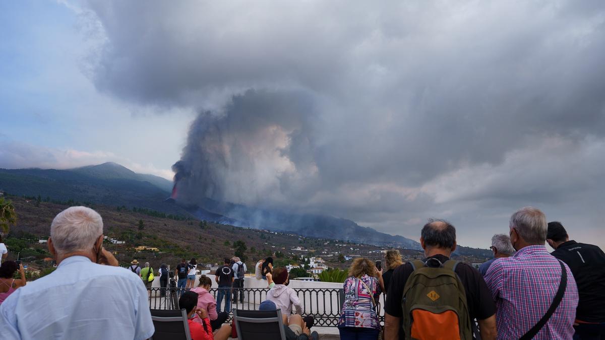 Imagen de la columna de ceniza en una de las nueve bocas del volcán Cumbre Vieja en La Palma