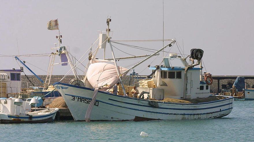 Barco pesquero en el puerto de Caleta de Vélez.