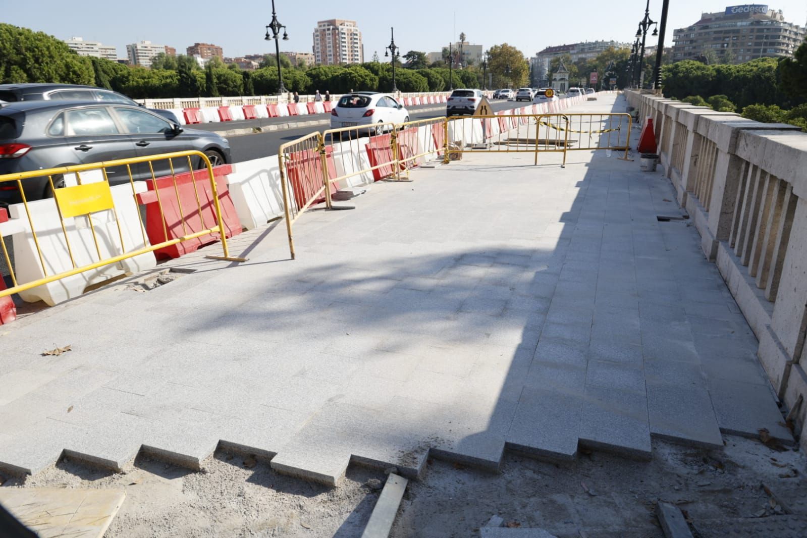 El Ayuntamiento renueva el adoquinado del puente de Aragón