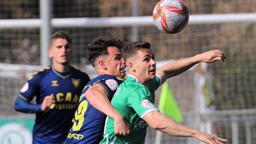 Armando Corbalán intenta recuperar un balón dividido durante el partido ante el Cornellà