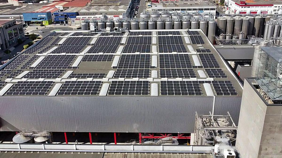 Instalación fotovoltaica de la fábrica de Hijos de Rivera en Agrela.   | // LA OPINIÓN
