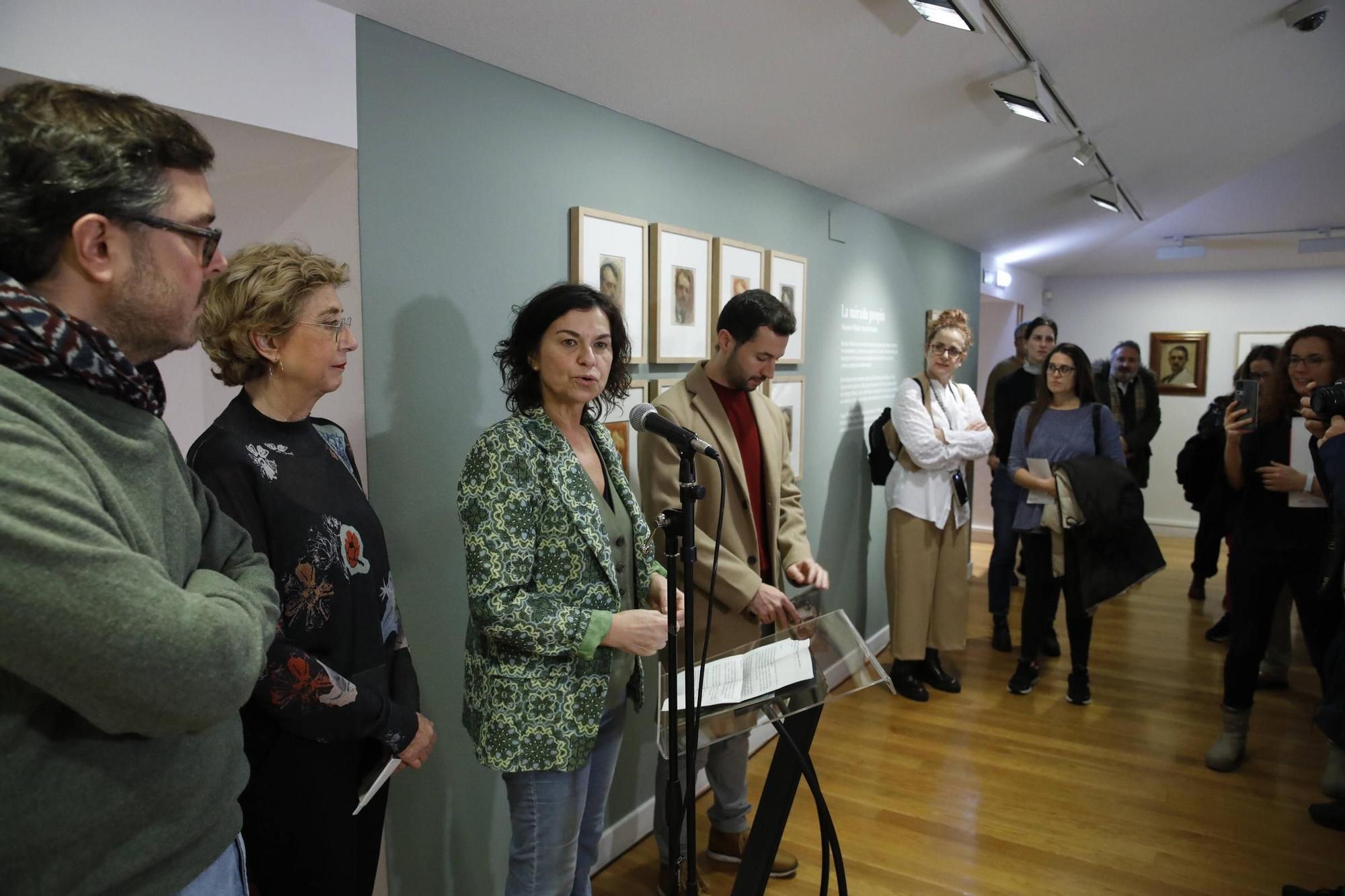La nueva exposición de autorretratos de Nicanor Piñole abre sus puertas en el museo (en imágenes)