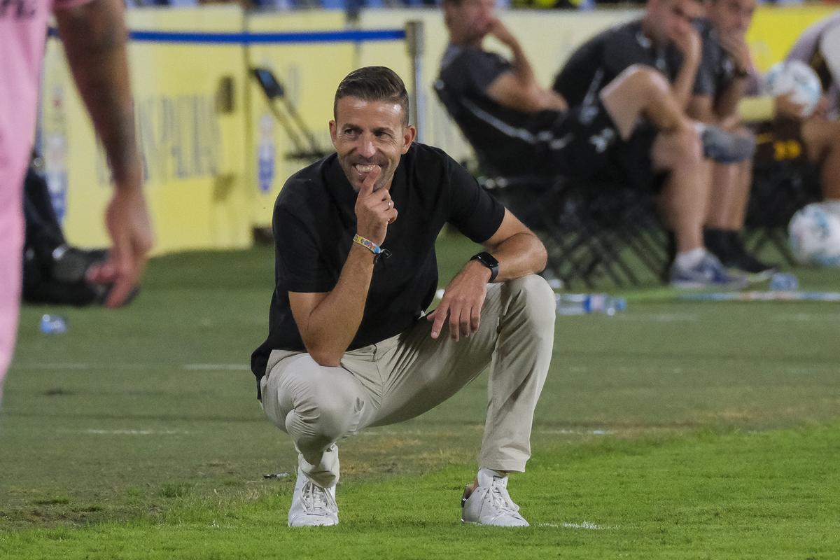 Luis García Fernández, en la banda del Gran Canaria, con una sonrisa, durante la disputa del pulso contra el Eibar.