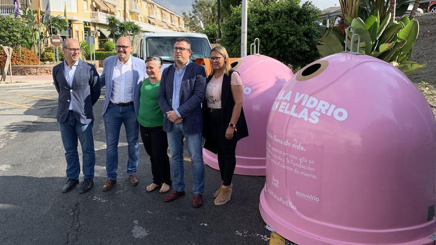 Presentación de la iniciativa y de los iglús rosas de reciclaje de vidrio, en Cártama.