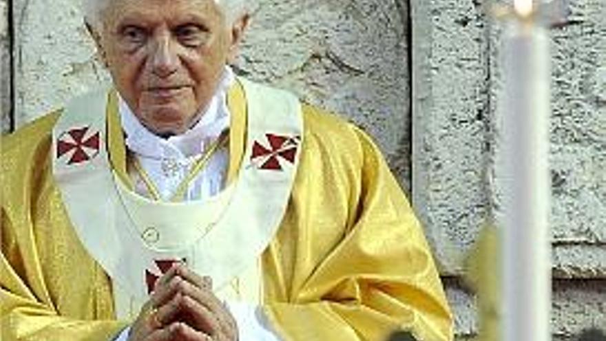 Benedicto XVI celebra una misa en Nicosia, Chipre, ayer.