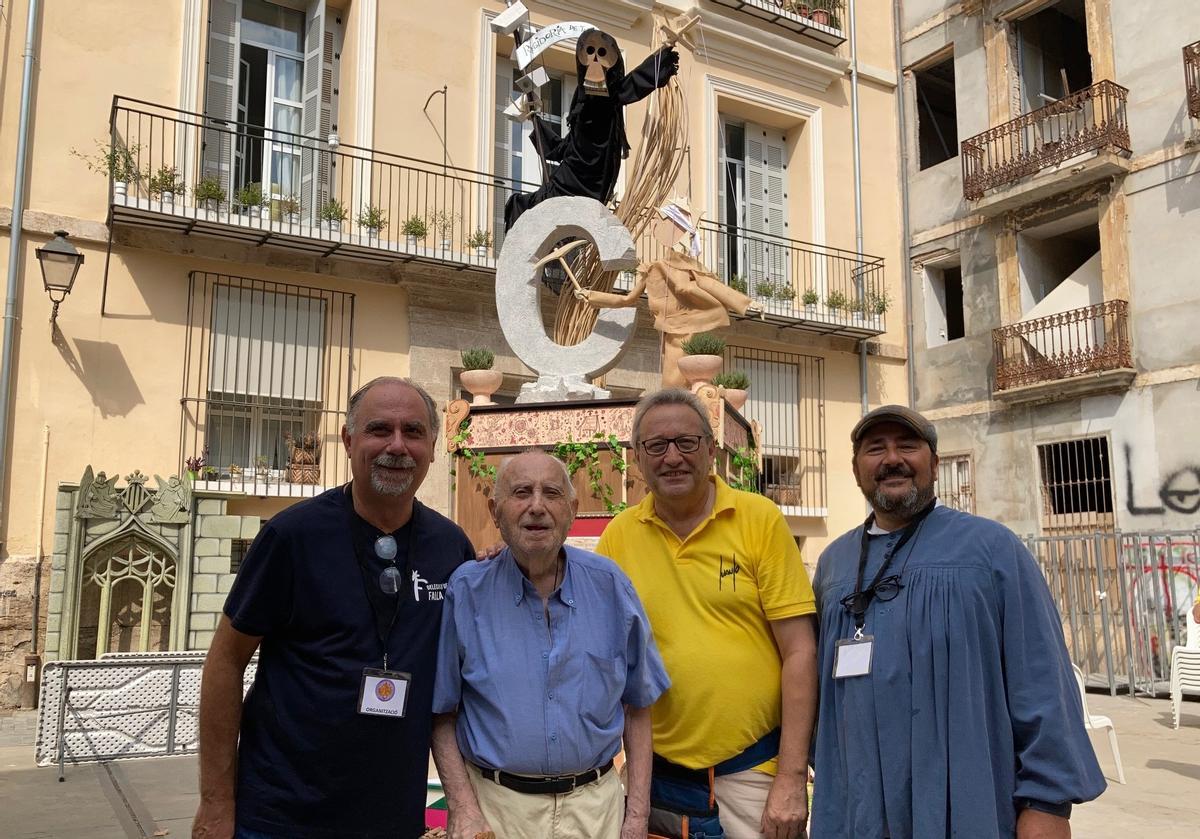 Juan Gómez (hijo y padre), el artista Juanjo García y el presidente de la Agrupacion, Antonio Villena.