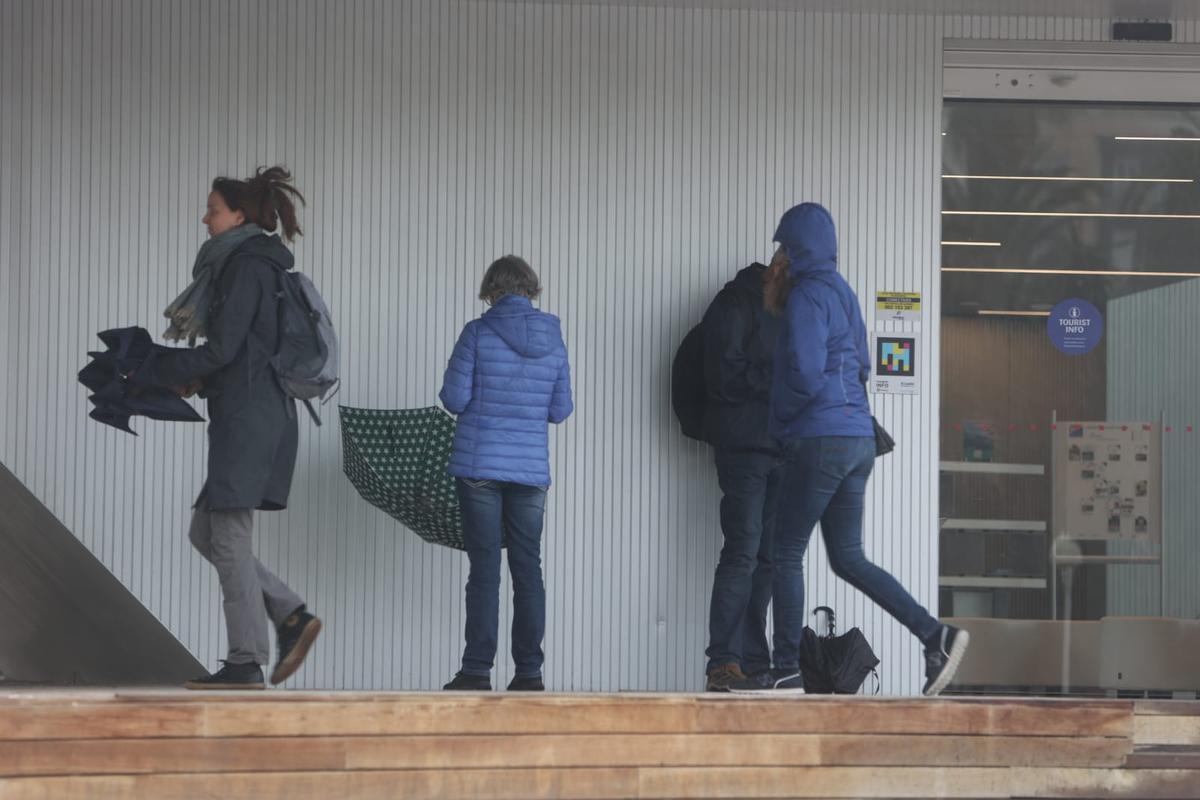 La lluvia cae con fuerza sobre una Alicante en alerta naranja