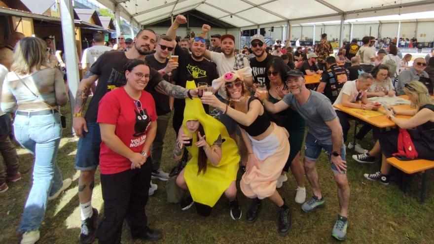 Un grupo de amigos llegados desde Valladolid brindan con cerveza en el recinto del festival. | M. Á. G. |  M. Á. G.