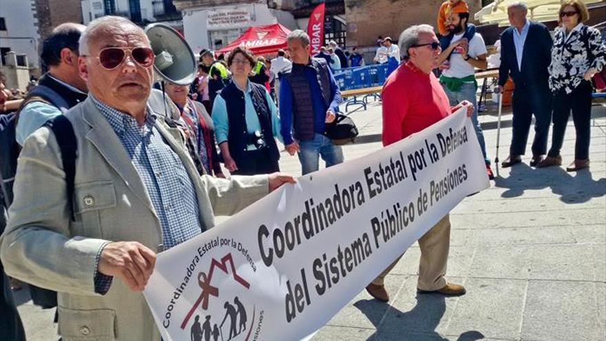 Los pensionistas extremeños exigen en actos en doce municipios un sistema digno de pensiones