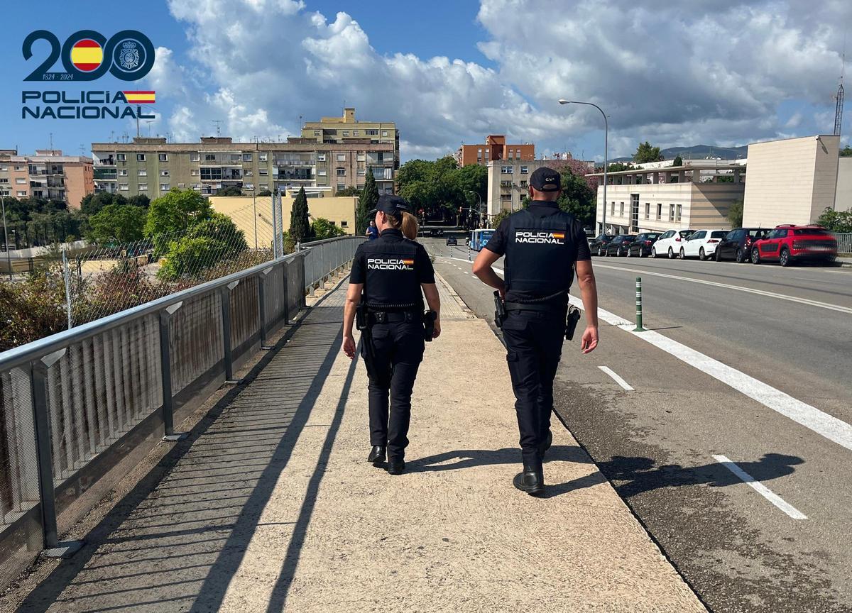 Agentes de la Policía Nacional, durnate una patrulla por la zona de Son Gotleu.
