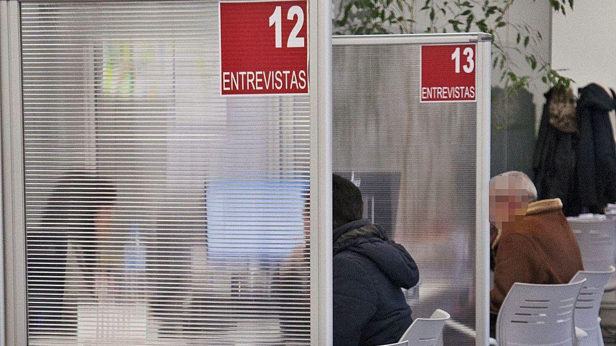 Un parado en la oficina de empleo