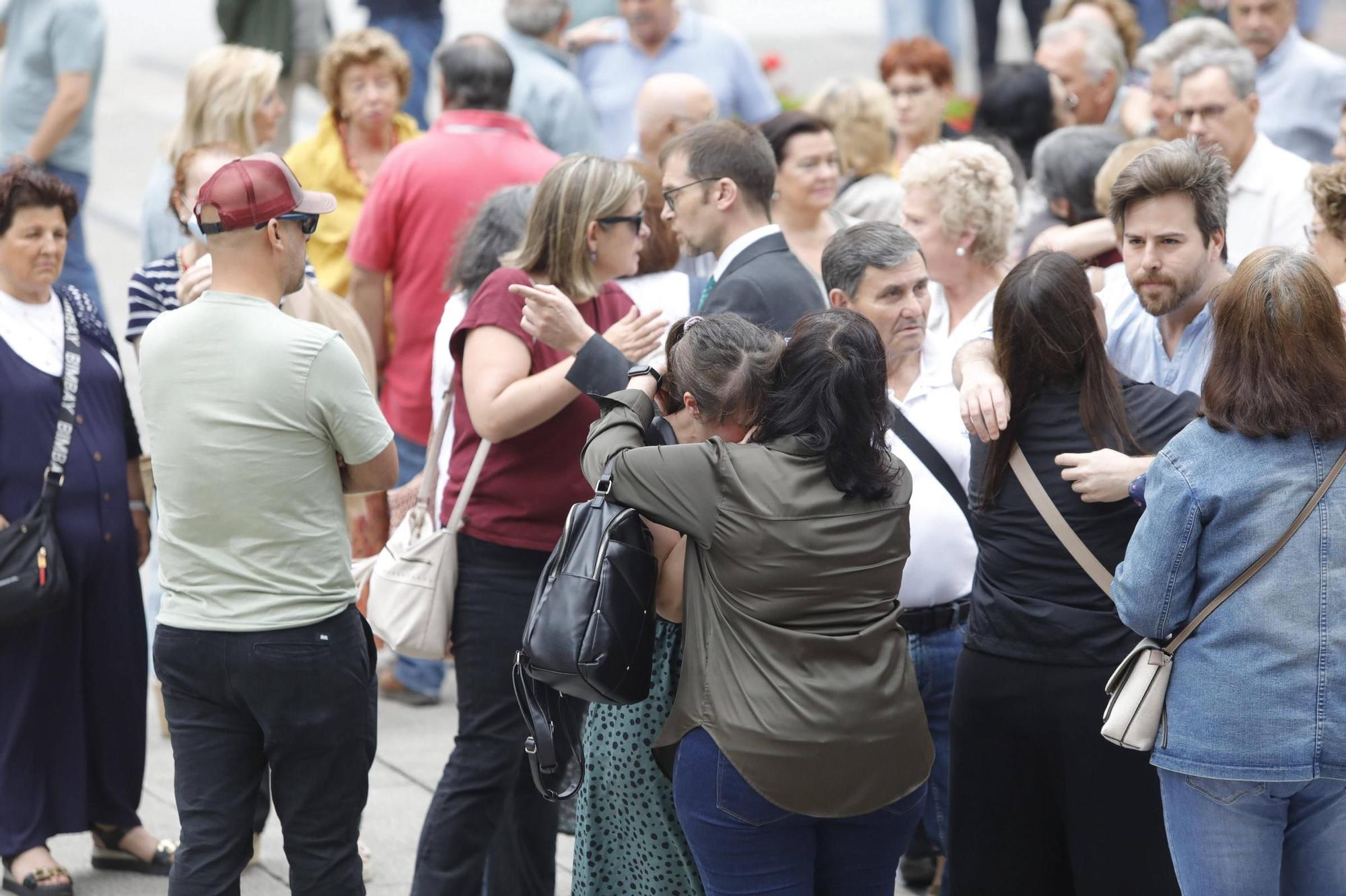Así fue la despedida y el homenaje de amigos y clientes del Cafetón en Avilés a sus dueños, muertos en León