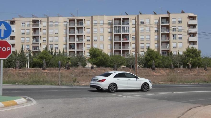 Un vehículo circula por el «punto negro» del cruce de la carretera RM-332 con el residencial Buenos Aires.