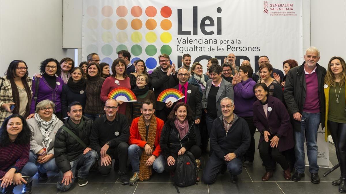 Foto de familia de activistas y responsables del borrador del anteproyecto de ley valenciana LGTBI