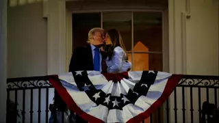El beso no beso de Donald Trump y Melania durante los fuegos artificiales del 4 de julio