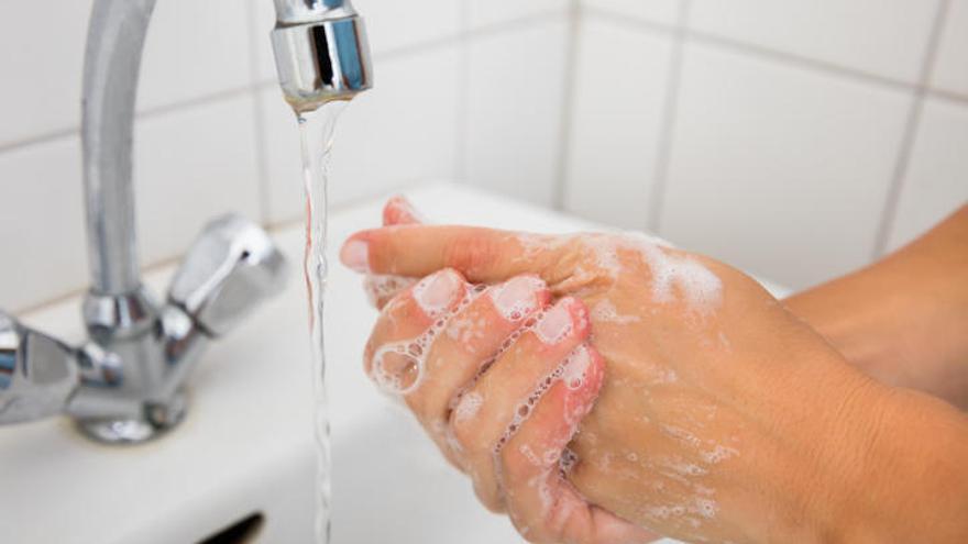 Lavarse las manos para prevenir enfermedades.