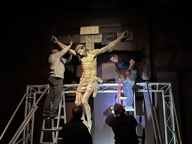 GALERÍA | Desmontaje del Cristo de las Injurias para la procesión del Silencio