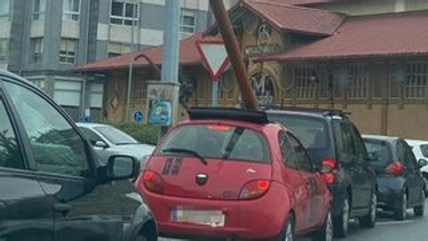 Localizado el conductor que circuló por Vigo con un mástil atravesado en su coche