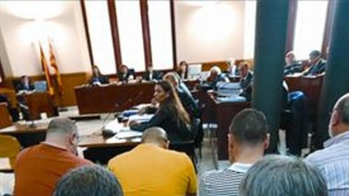 De espaldas, acusados del 'caso Saratoga', en la Audiencia en julio.