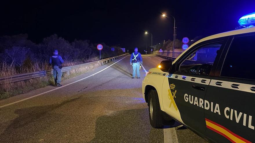 Agentes de la Guardia Civil de Pollença, durante una patrulla.