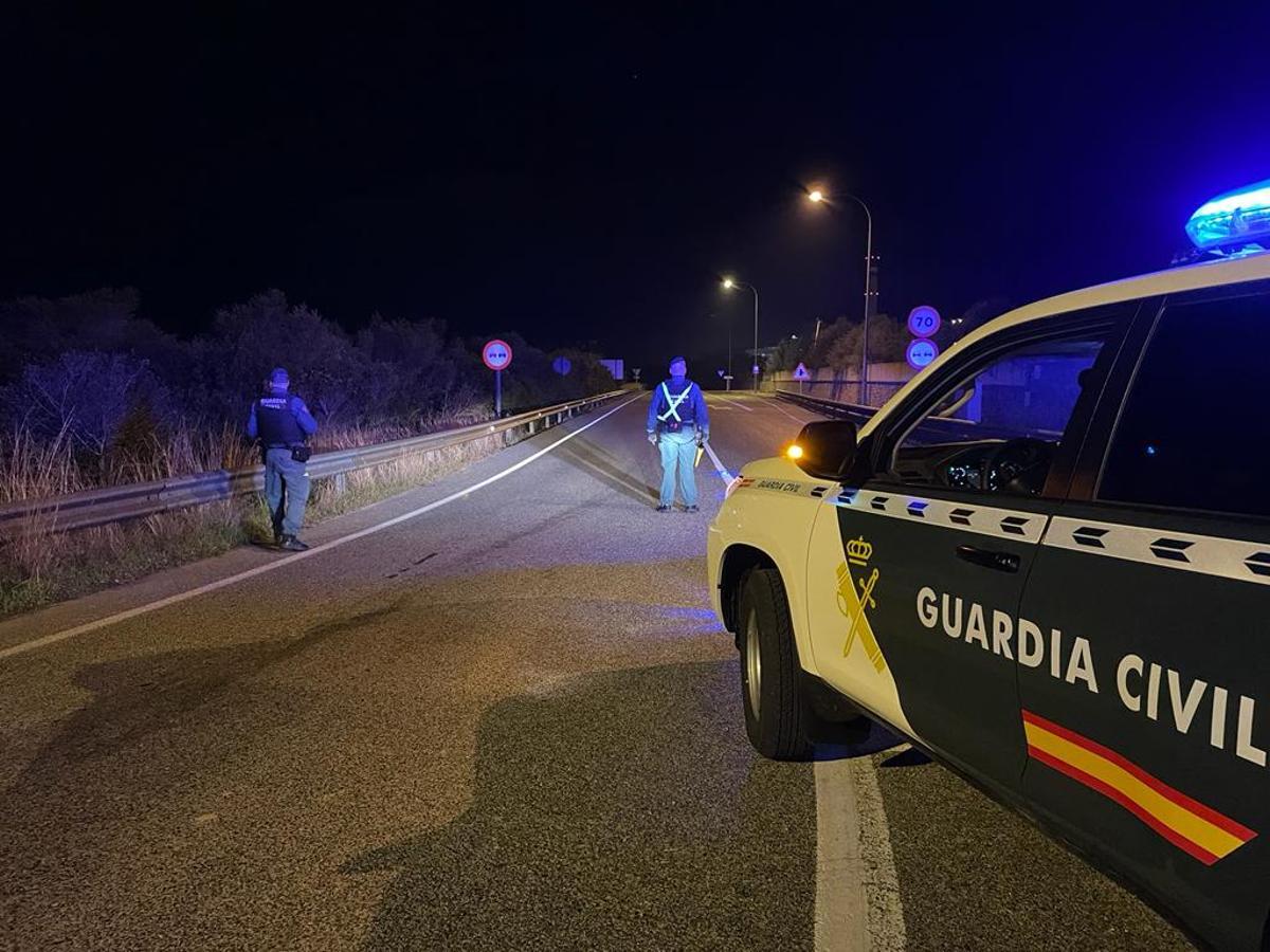 Agentes de la Guardia Civil de Pollença, durante una patrulla.