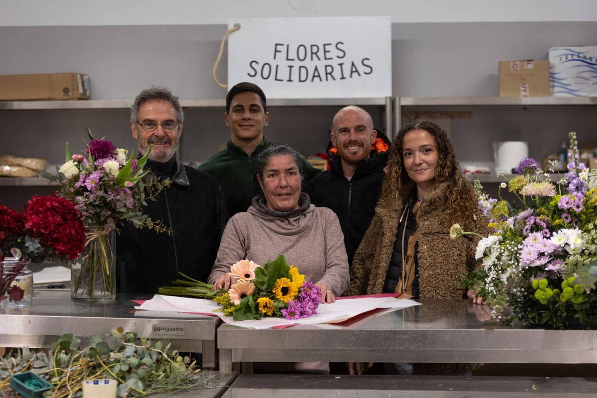 Valencia. Flores Solidarias. Una empresa de mercavalencia vende ramos online y emplea a personas sin hogar con el objetivo de que salgan de la calle. Historia de la primera mujer que ha salido de la calle gracias a esta empresa solidaria