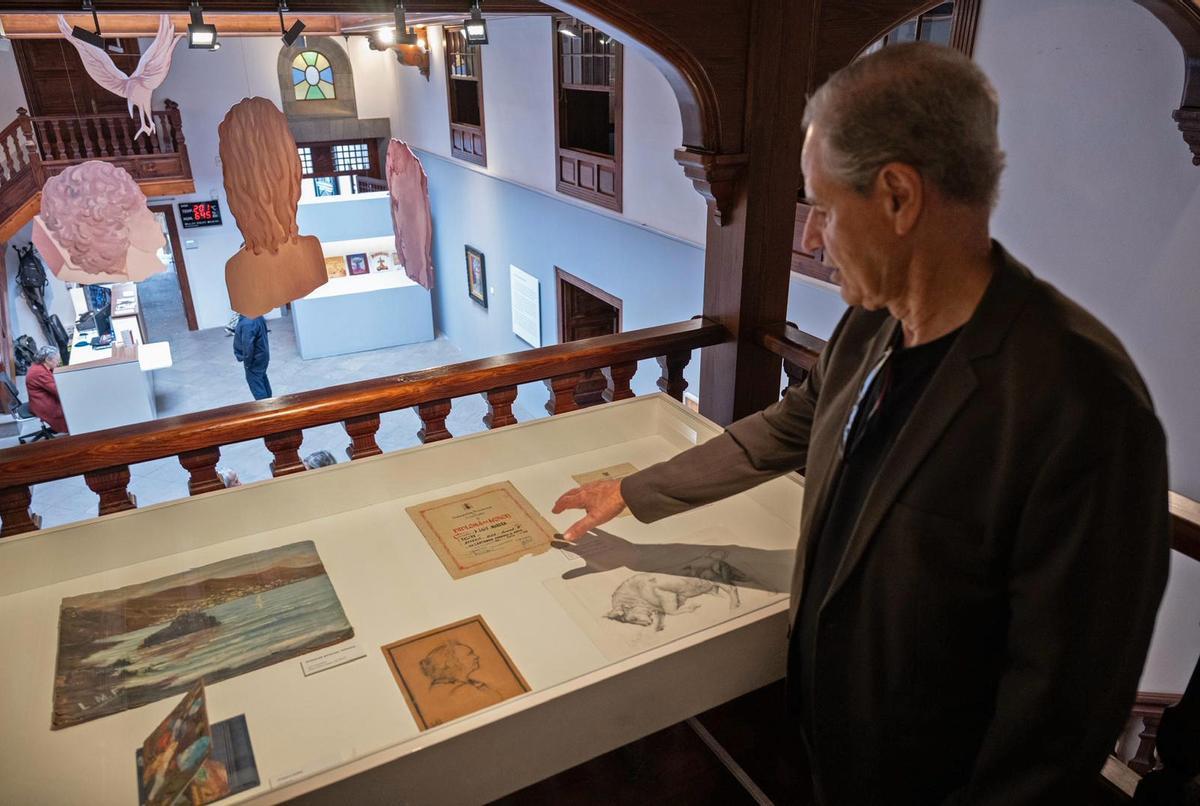 Luis Morera junto algunos de los documentos expuestos en la muestra.