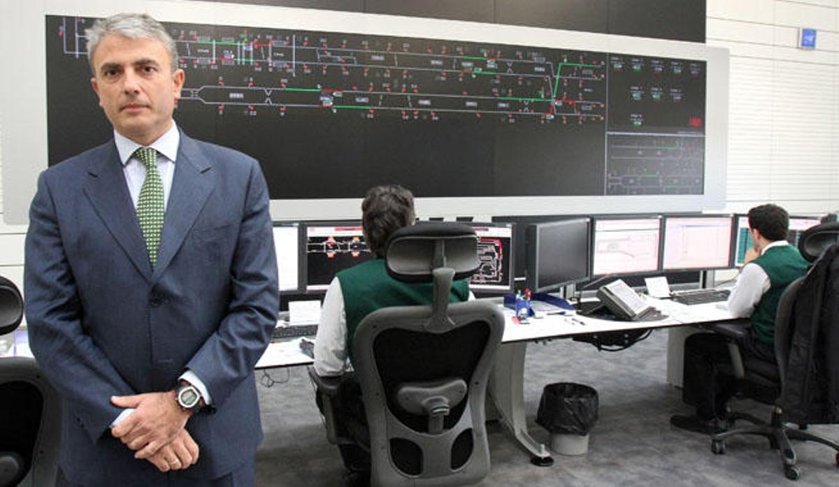El director general de Metro Málaga, Fernando Lozano, en el centro de control de este sistema de transporte.