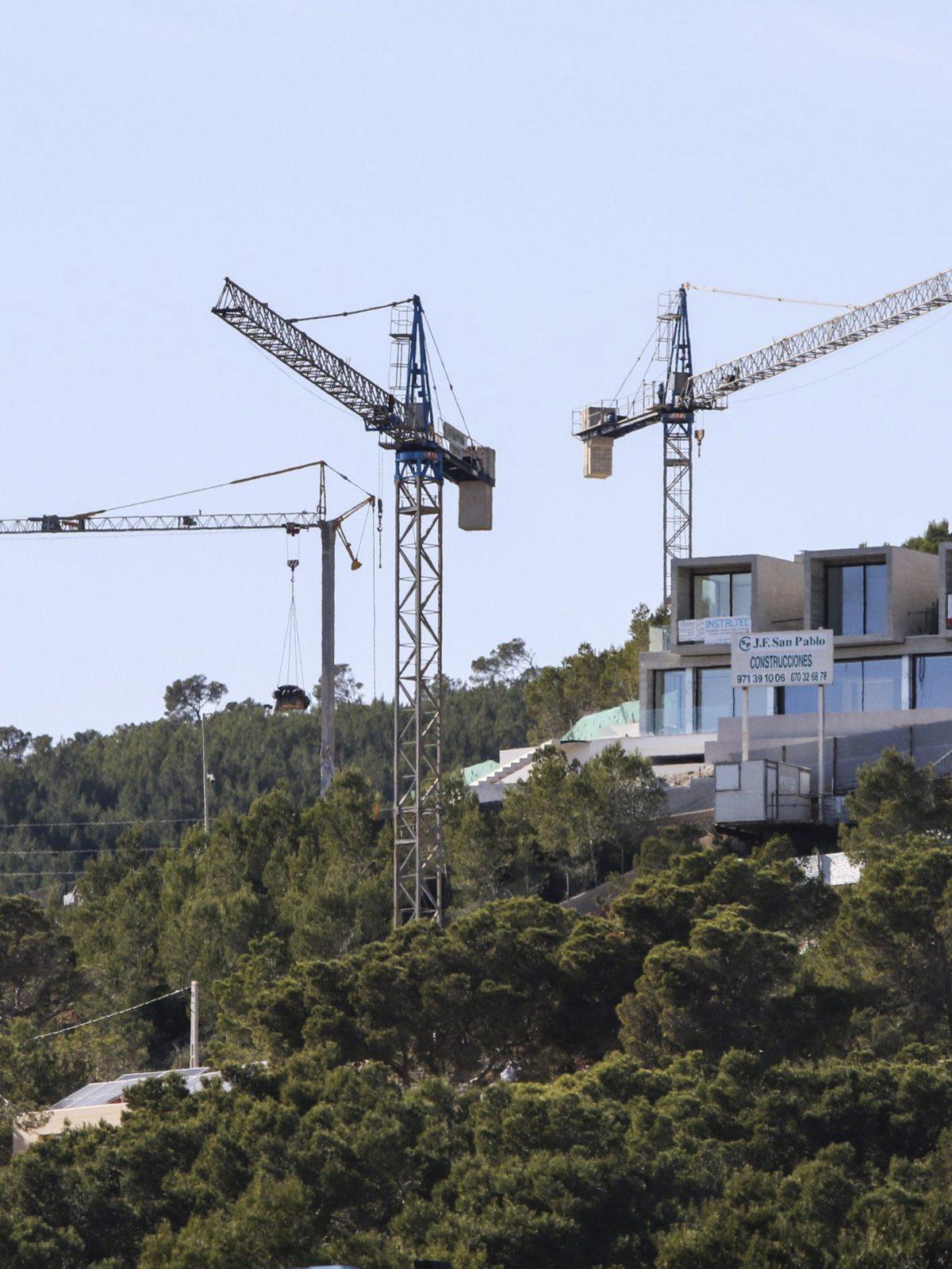 Grúas en la construcción de nuevos edificios en Ibiza. | D.I.