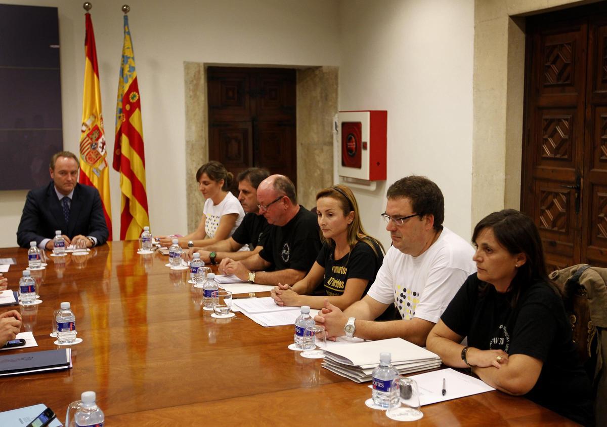 Fabra recibe a las víctimas del metro, en octubre de 2011.